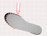 つま先の余分をペン等でなぞって印をつける